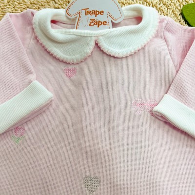  Macacão Tricotil (Tricot 100% Algodão) com Gola e Bordado - Rosa Laço e Flores de Corações 